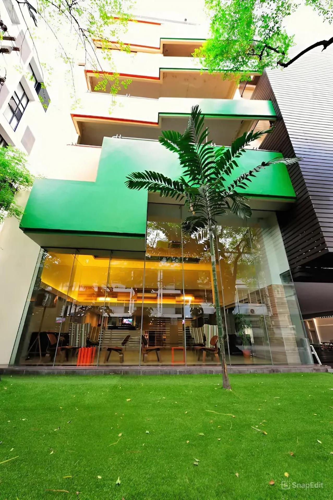 Nantiruj Tower - นันทิรุจ ทาวเวอร์ เซอร์วิสอพาร์ทเม้นท์ สุขุมวิท ซอย 8 Apartamento Banguecoque Exterior foto