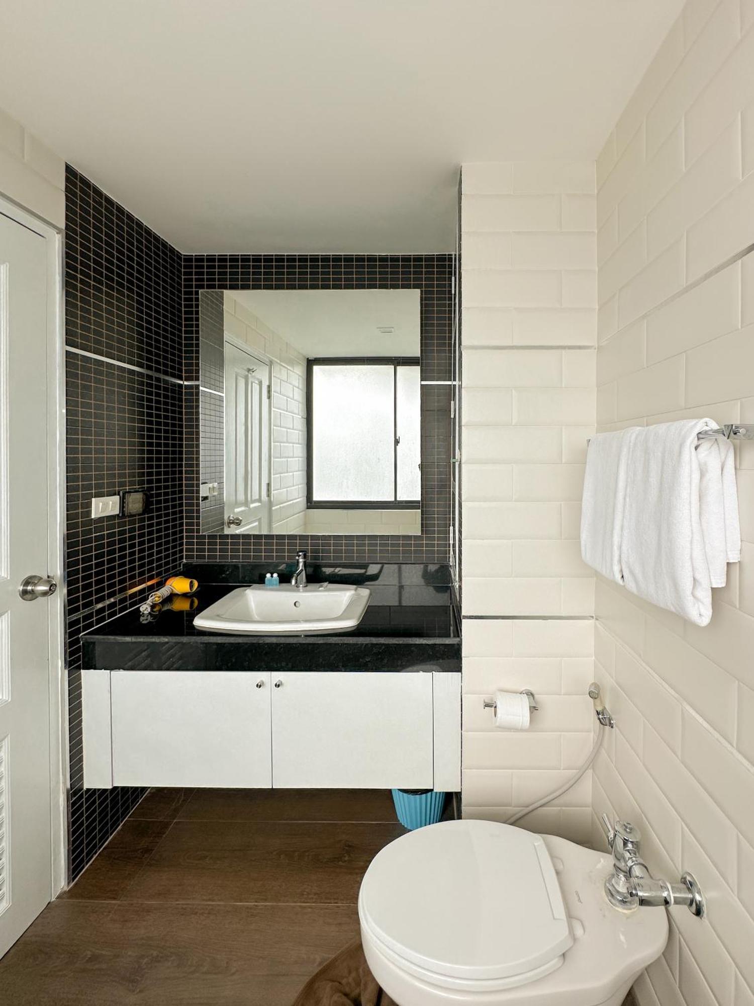 Nantiruj Tower - นันทิรุจ ทาวเวอร์ เซอร์วิสอพาร์ทเม้นท์ สุขุมวิท ซอย 8 Apartamento Banguecoque Quarto foto