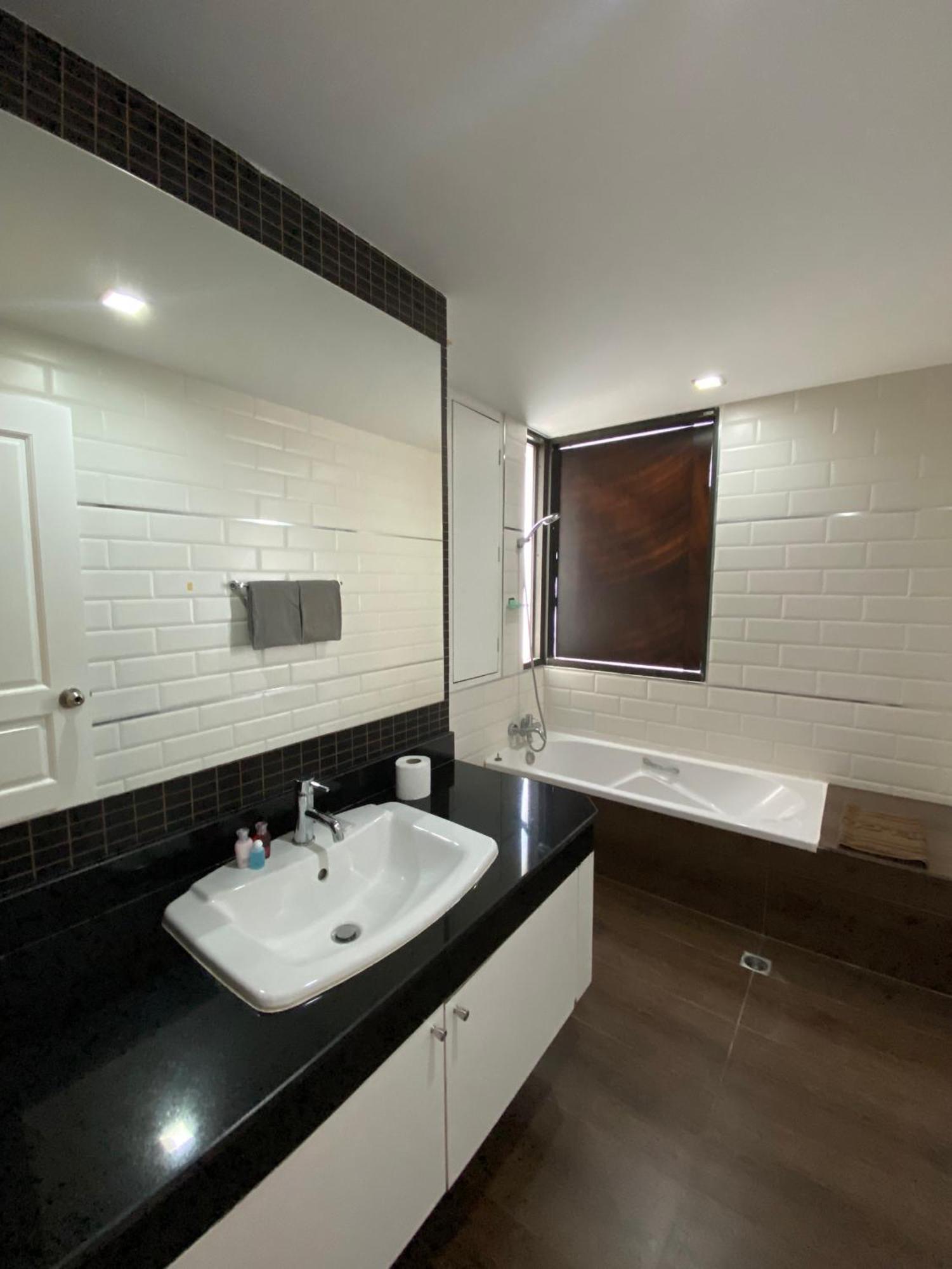 Nantiruj Tower - นันทิรุจ ทาวเวอร์ เซอร์วิสอพาร์ทเม้นท์ สุขุมวิท ซอย 8 Apartamento Banguecoque Quarto foto